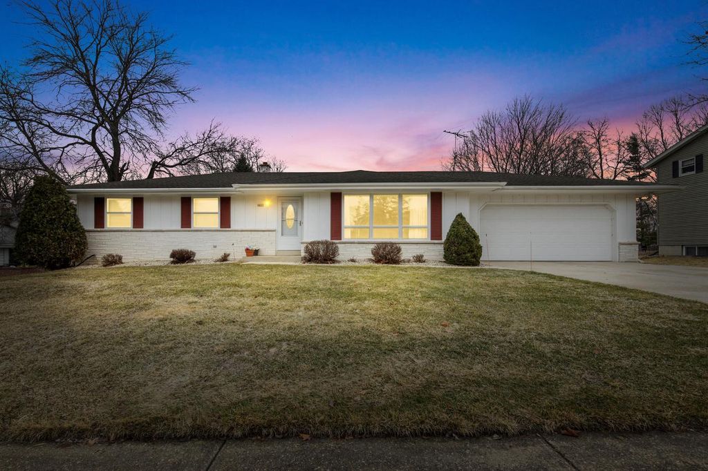 Photo of 1621 Woodridge ROAD, West Bend, WI 53095 (MLS # 1951172)