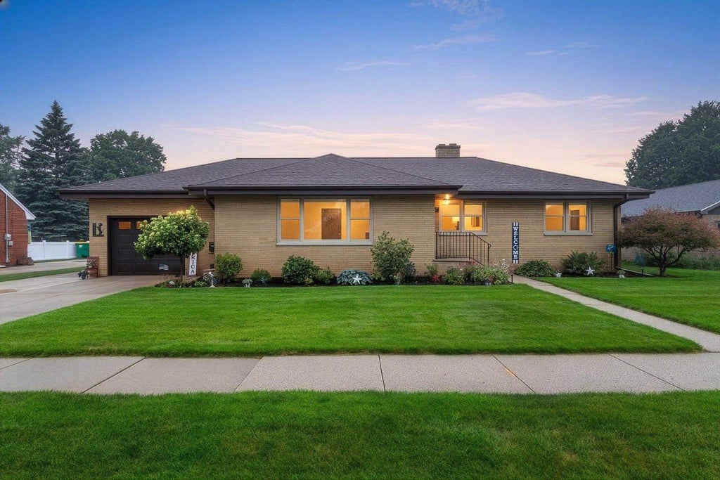 Photo of 1237 Bond STREET, Green Bay, WI 54303 (MLS # 50329400)