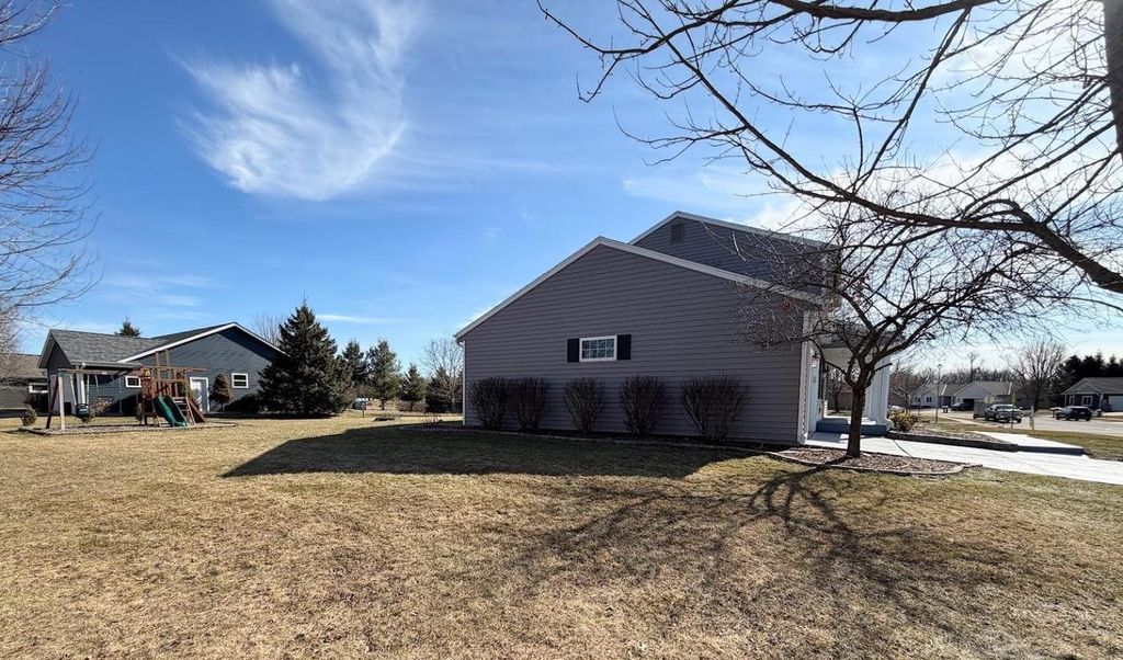 Photo of 237 Royal Ridge DRIVE, Oconomowoc, WI 53066 (MLS # 2015184)