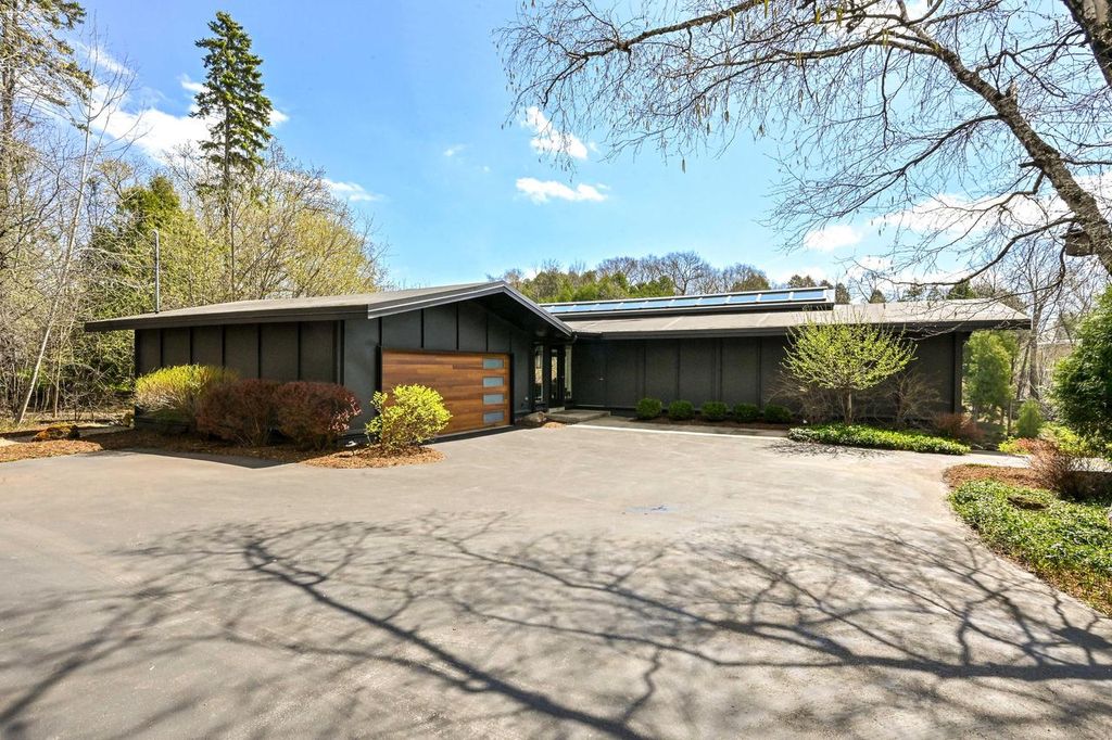 Photo of 1802 S Green Bay ROAD, Grafton, WI 53024 (MLS # 1959349)