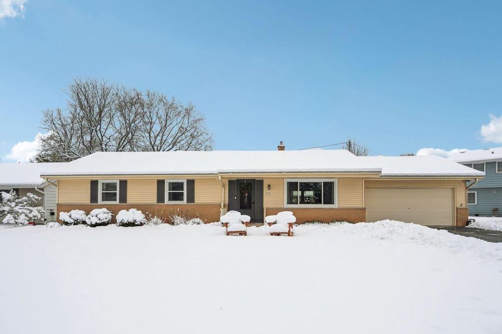 Photo of 1213 W Glen River ROAD, Glendale, WI 53217 (MLS # 1944220)