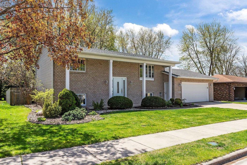 Photo of 707 Pierce AVENUE, Little Chute, WI 54140 (MLS # 50325103)