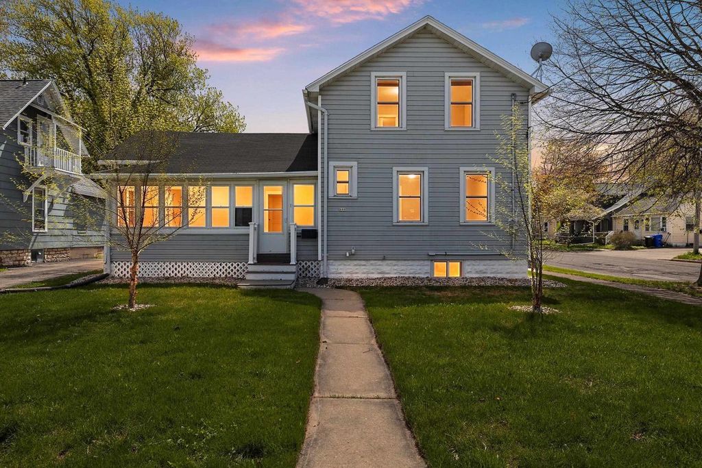 Photo of 933 W Lawrence STREET, Appleton, WI 54914 (MLS # 50324907)
