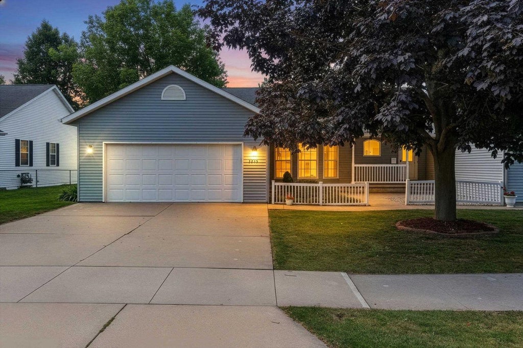Photo of 3303 E Heidemann DRIVE, Appleton, WI 54915 (MLS # 50329644)