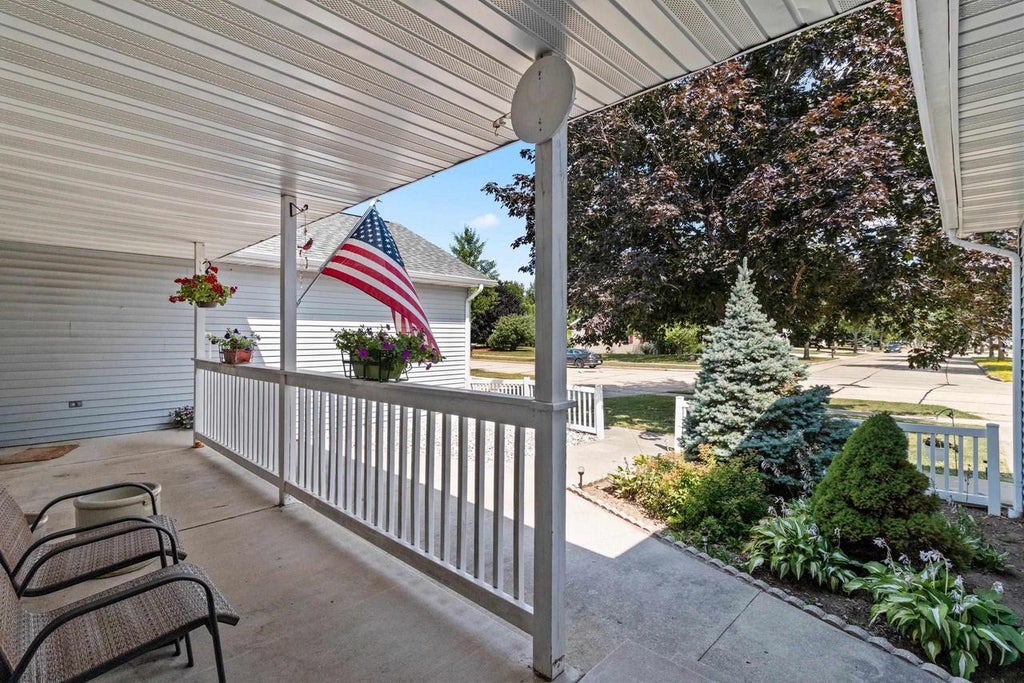 Photo of 3303 E Heidemann DRIVE, Appleton, WI 54915 (MLS # 50329644)