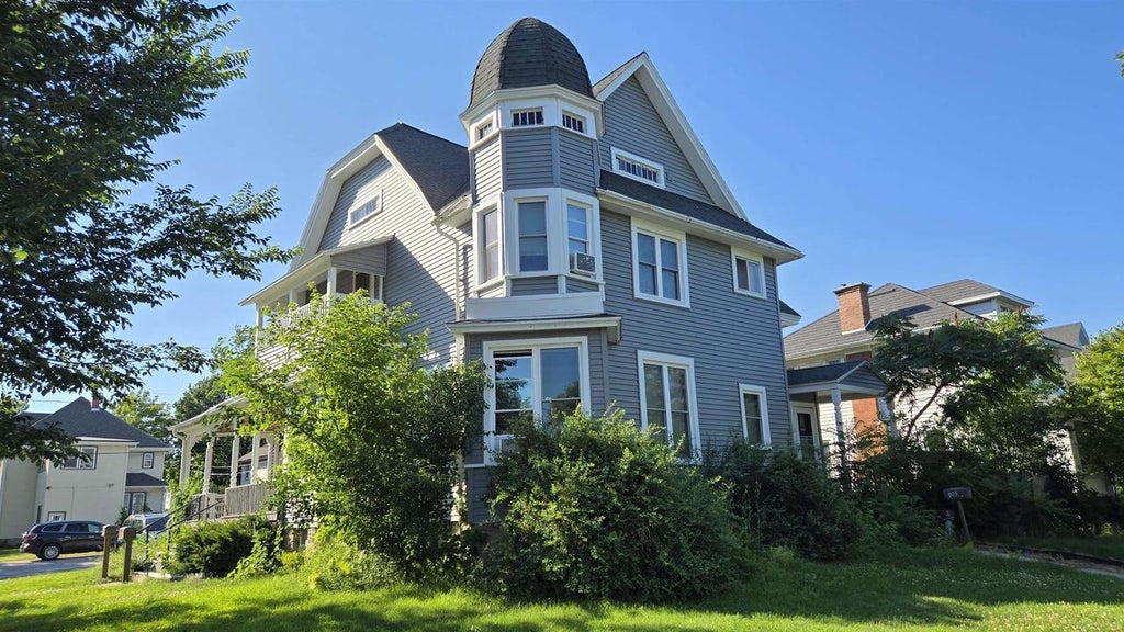Photo of 803 N Broadway, Green Bay, WI 54303 (MLS # 50330526)