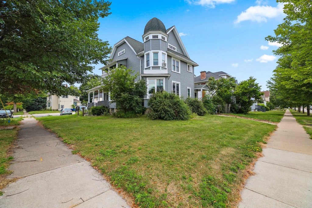 Photo of 803 N Broadway, Green Bay, WI 54303 (MLS # 50330526)
