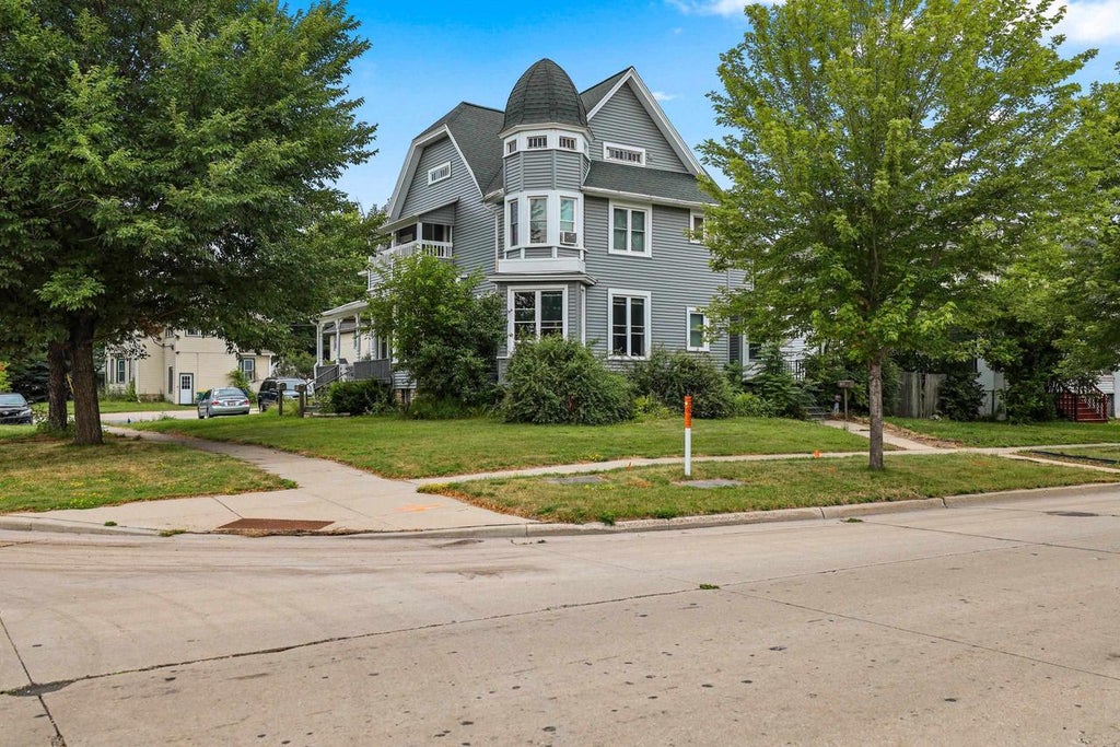 Photo of 803 N Broadway, Green Bay, WI 54303 (MLS # 50330526)