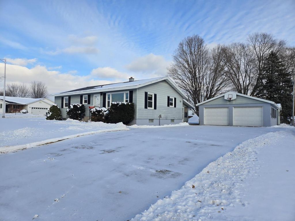 Photo of 1332 East AVENUE NORTH AVENUE N, Onalaska, WI 54650 (MLS # 1942125)