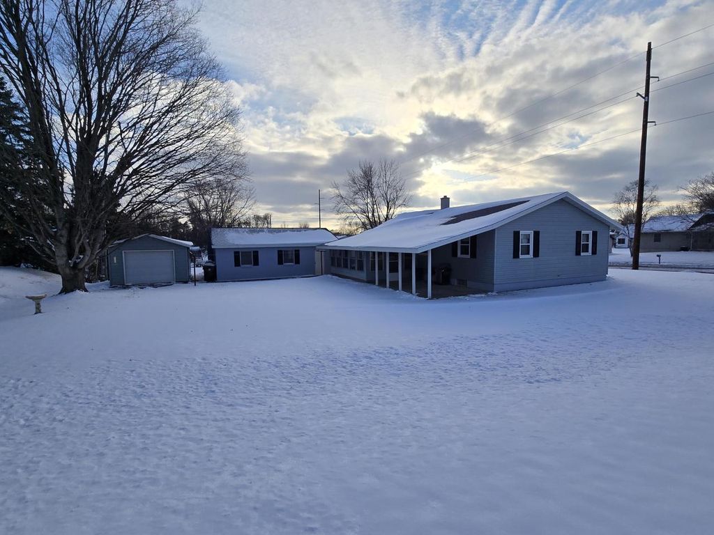 Photo of 1332 East AVENUE NORTH AVENUE N, Onalaska, WI 54650 (MLS # 1942125)