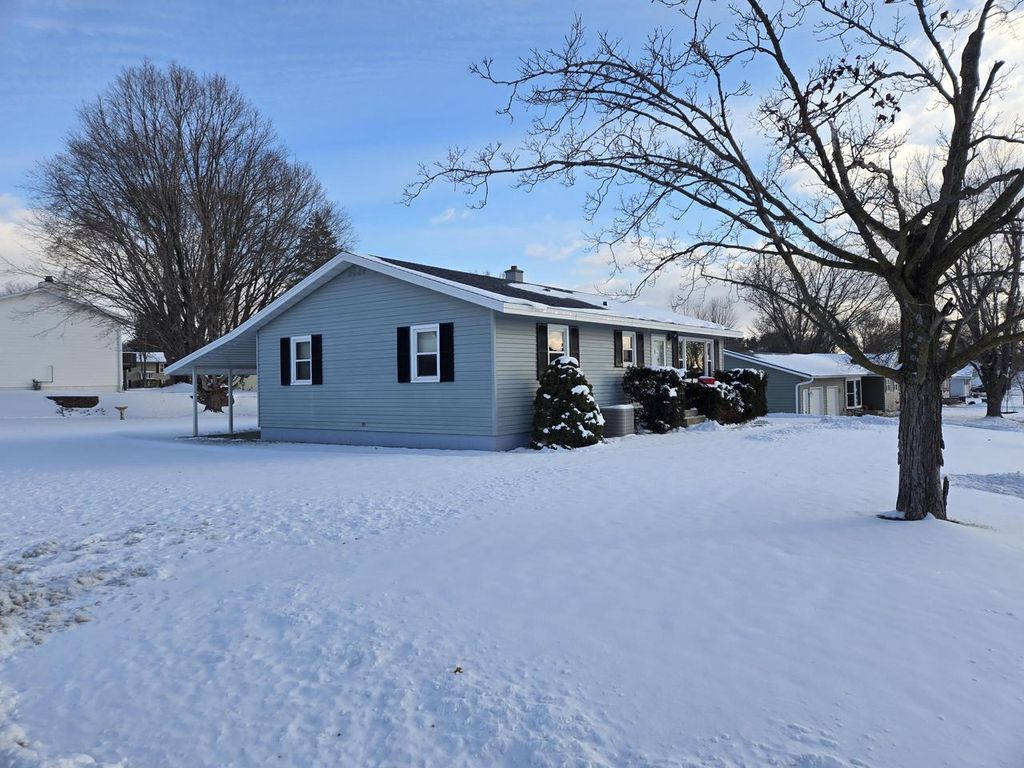 Photo of 1332 East AVENUE NORTH AVENUE N, Onalaska, WI 54650 (MLS # 1942125)