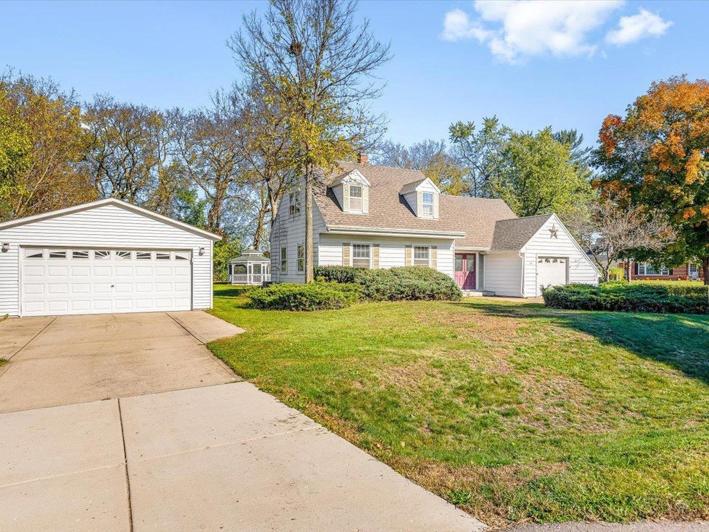 Photo of 15 Valley ROAD, Beloit, WI 53511 (MLS # 2035131)