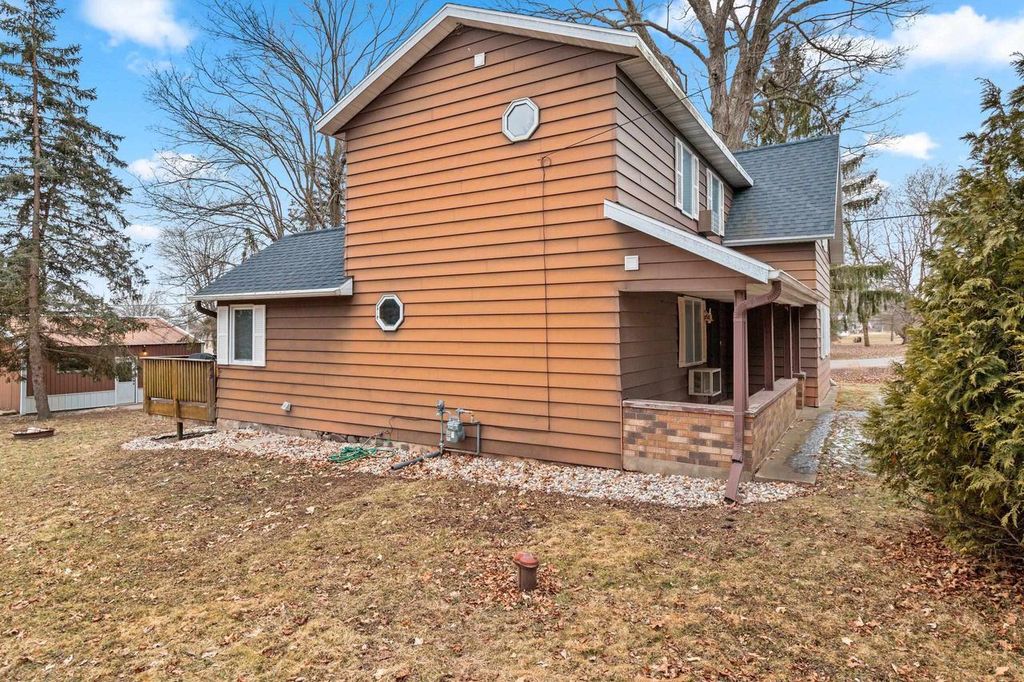 Photo of E8557 Weyauwega ROAD, New London, WI 54961 (MLS # 50321868)