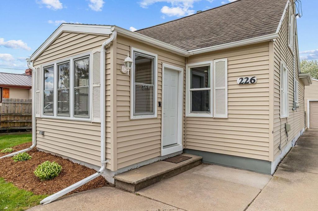 Photo of 226 Gruenwald AVENUE, Neenah, WI 54956 (MLS # 50325016)