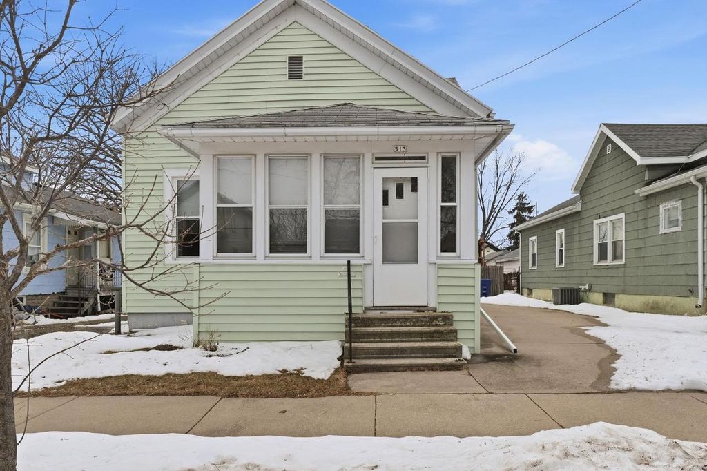 Photo of 513 School AVENUE, Oshkosh, WI 54901 (MLS # 50322543)