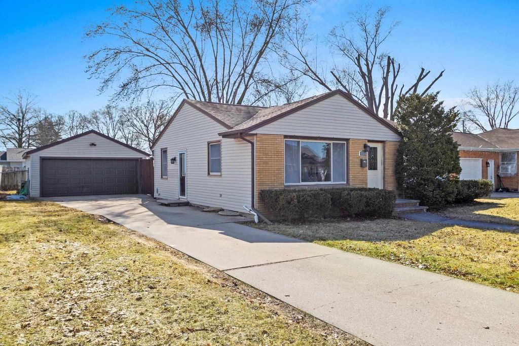 Photo of 1714 Lilac LANE, Green Bay, WI 54302 (MLS # 50323315)