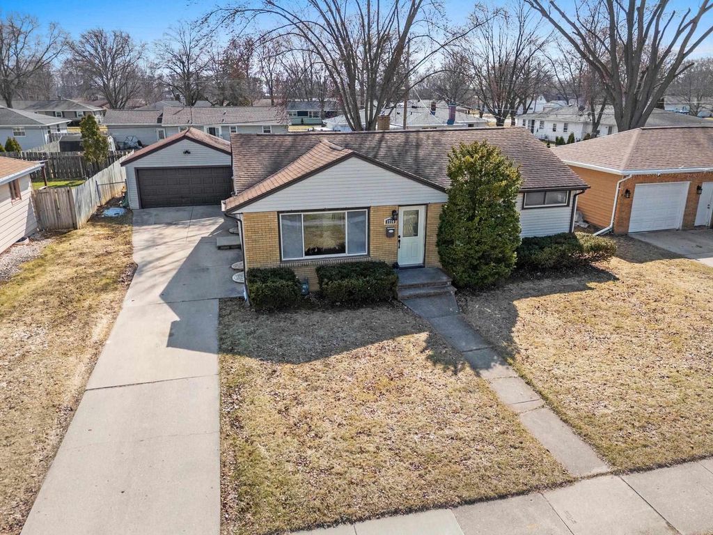 Photo of 1714 Lilac LANE, Green Bay, WI 54302 (MLS # 50323315)