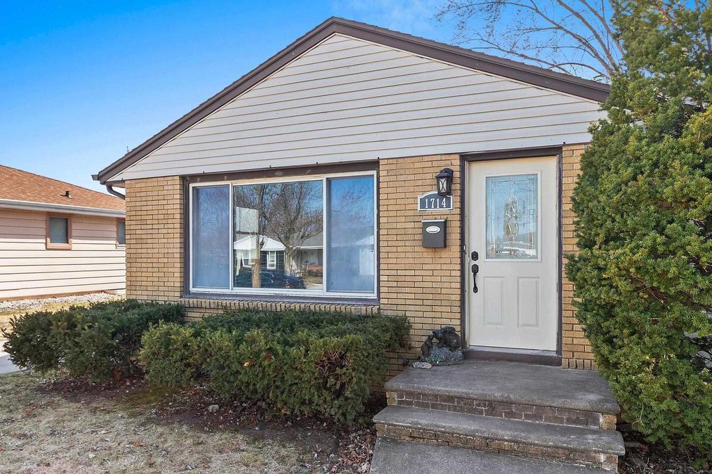 Photo of 1714 Lilac LANE, Green Bay, WI 54302 (MLS # 50323315)