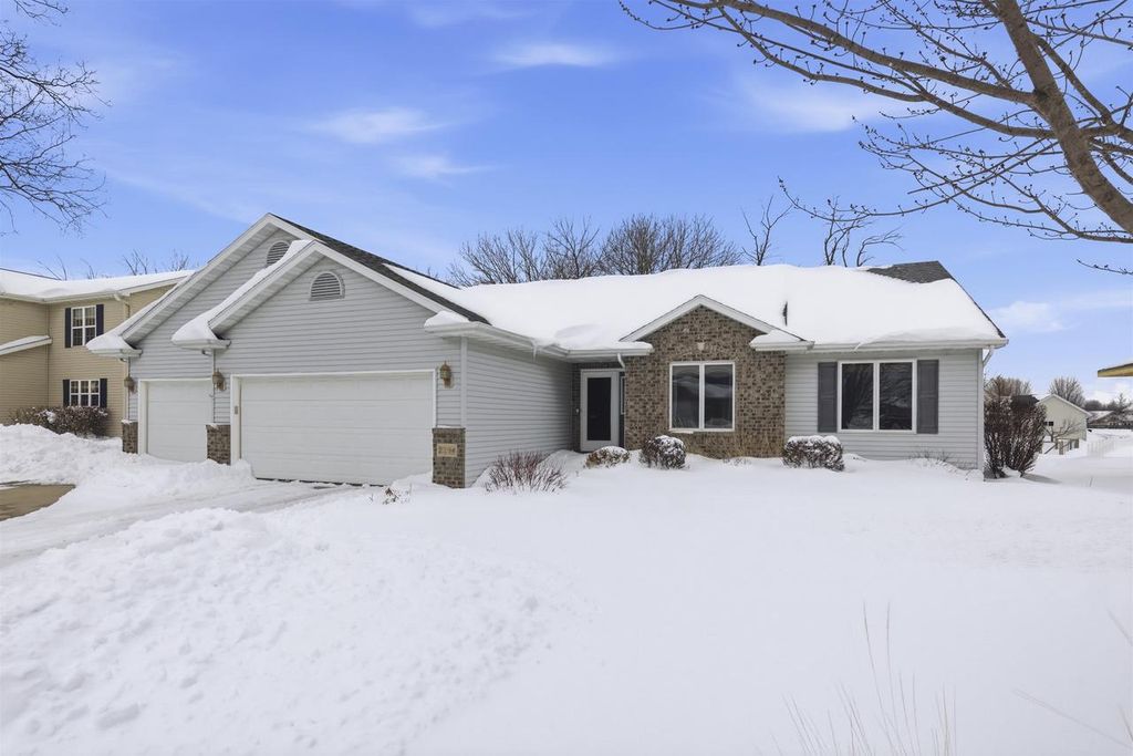Photo of 2294 Meadow Heights CIRCLE, Neenah, WI 54956 (MLS # 50322513)