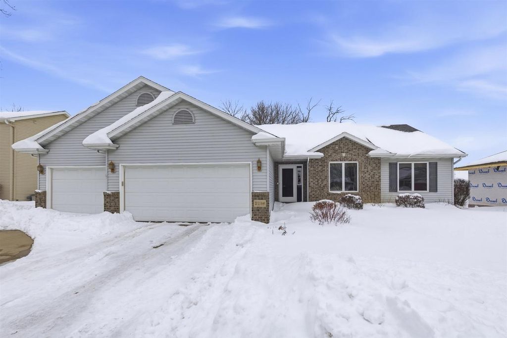Photo of 2294 Meadow Heights CIRCLE, Neenah, WI 54956 (MLS # 50322513)
