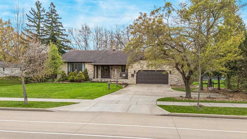 Photo of 825 W Kimberly AVENUE, Kimberly, WI 54136 (MLS # 50324709)