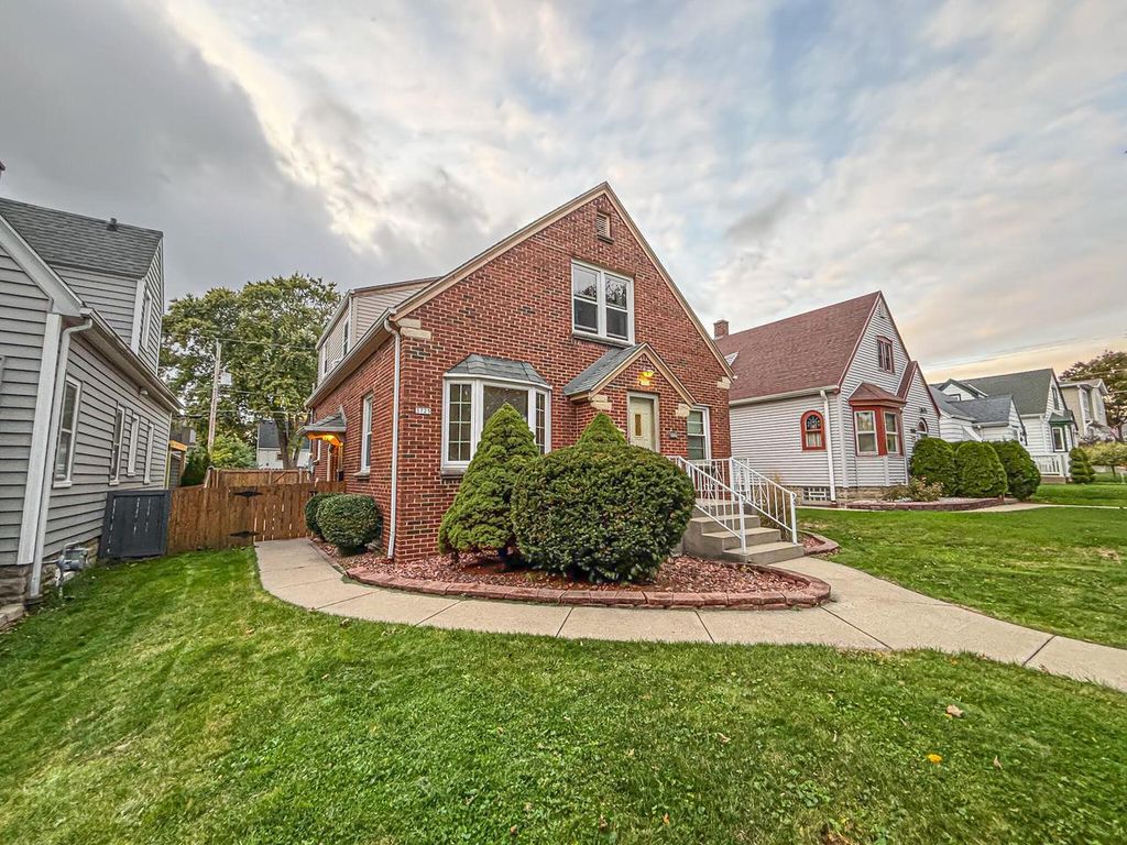 Photo of 3723 S 18th STREET #3725, Milwaukee, WI 53221 (MLS # 1941061)