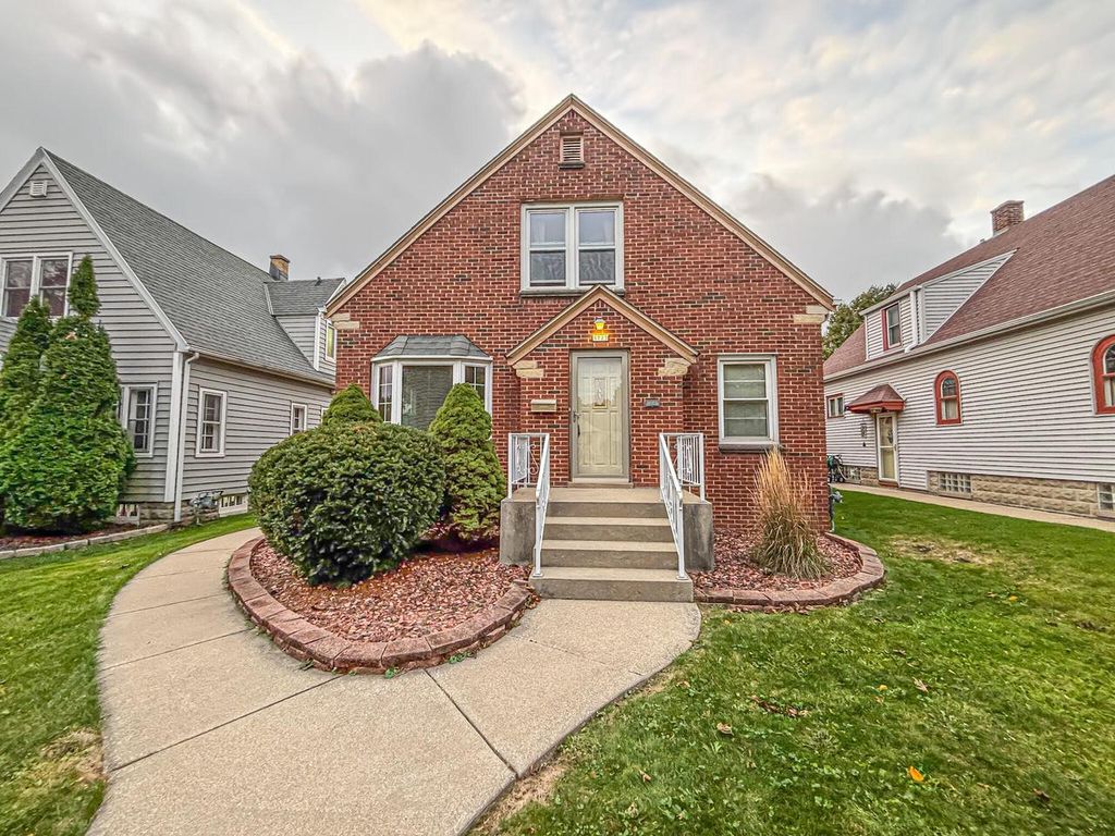 Photo of 3723 S 18th STREET #3725, Milwaukee, WI 53221 (MLS # 1941061)