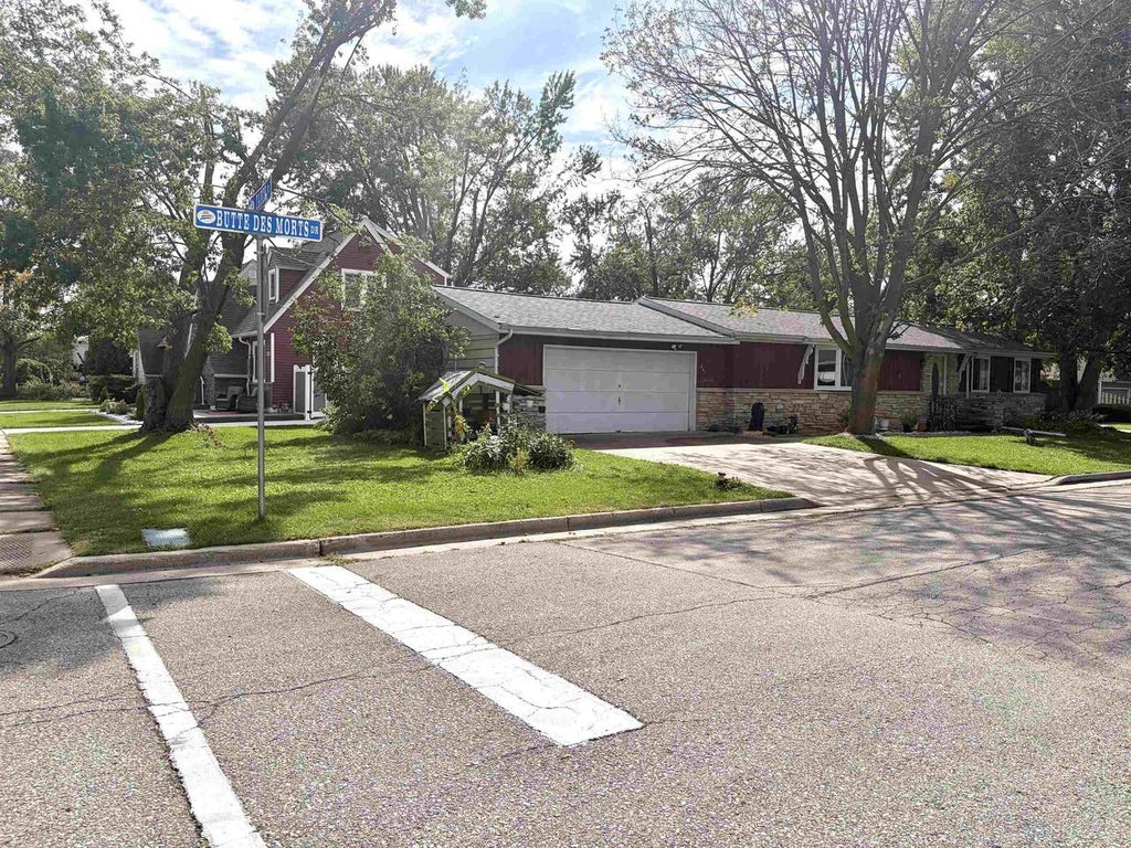 Photo of 241 Butte Des Morts DRIVE, Menasha, WI 54952 (MLS # 50332813)