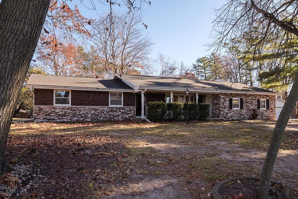 Photo of 1164 Beechwood DRIVE, Green Bay, WI 54313 (MLS # 50318855)