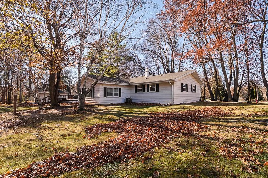 Photo of 1164 Beechwood DRIVE, Green Bay, WI 54313 (MLS # 50318855)