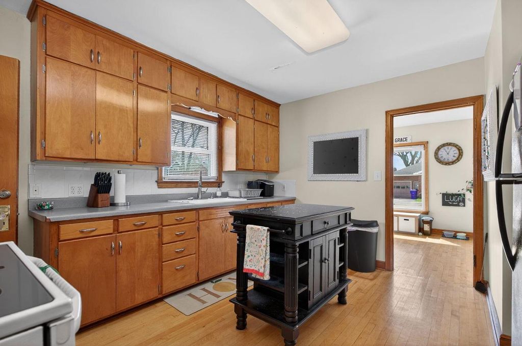 Photo of 106 W Parkway BOULEVARD, Appleton, WI 54911 (MLS # 50324227)