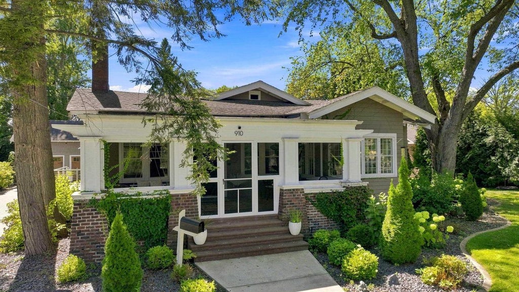 Photo of 910 W 5th STREET, Marshfield, WI 54449 (MLS # 22604539)