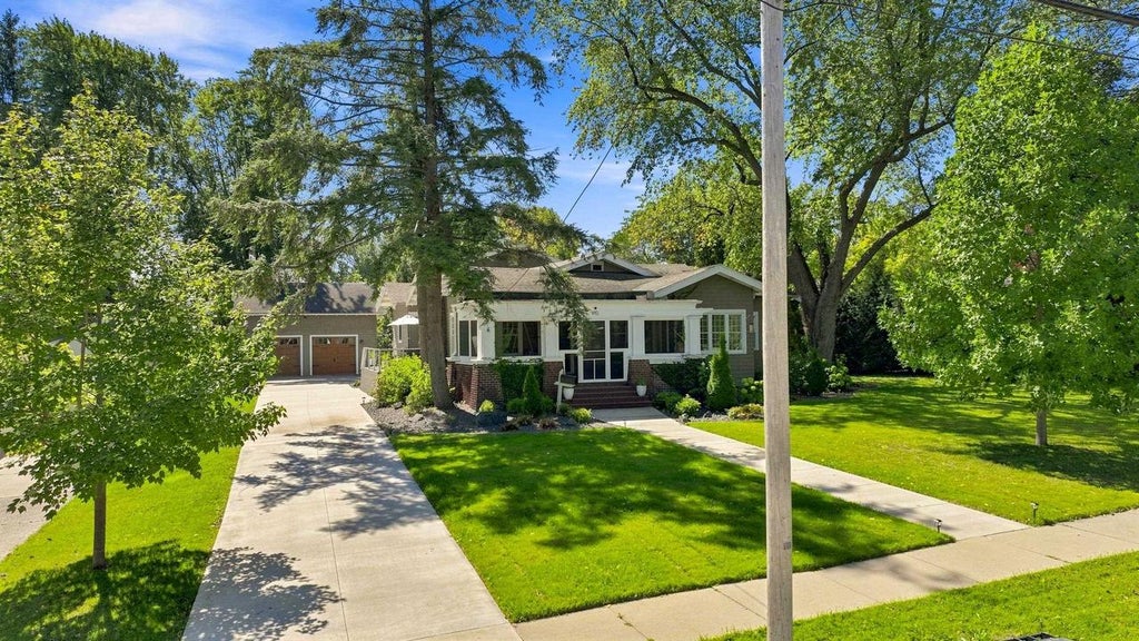Photo of 910 W 5th STREET, Marshfield, WI 54449 (MLS # 22604539)