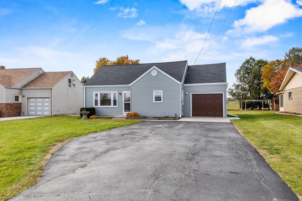 Photo of 307 S Packer DRIVE, Manitowoc, WI 54220 (MLS # 50317933)