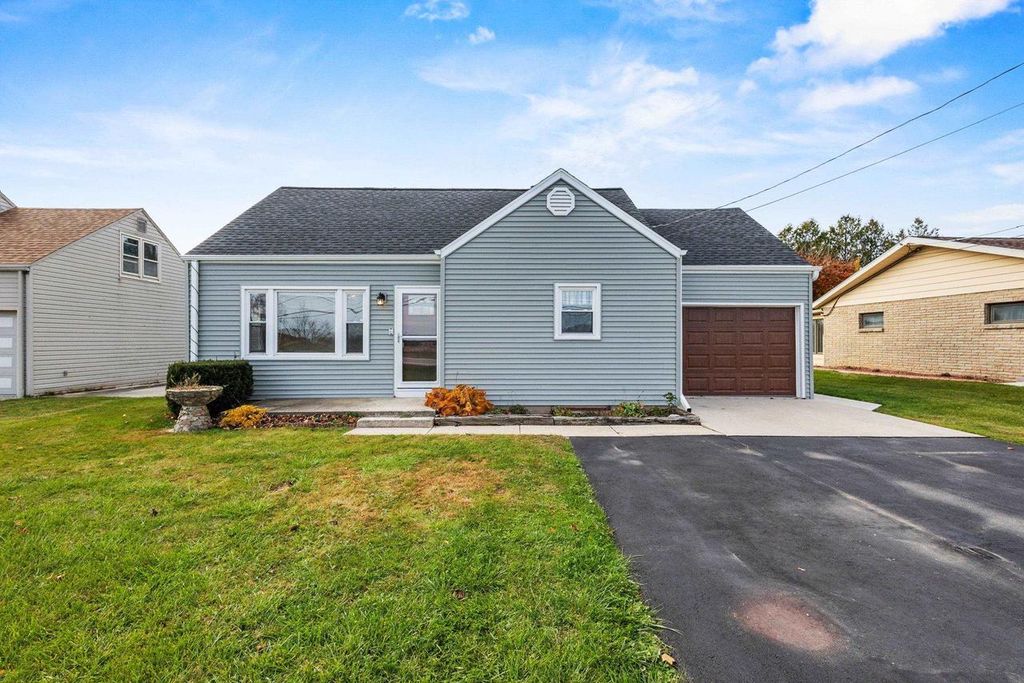 Photo of 307 S Packer DRIVE, Manitowoc, WI 54220 (MLS # 50317933)