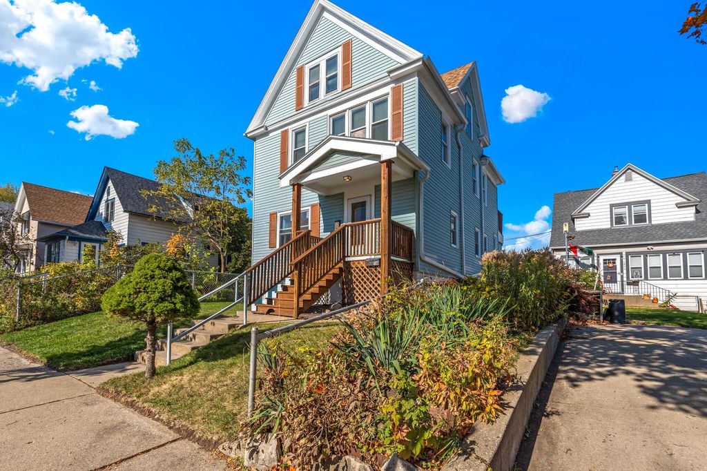 Photo of 138 E Rosedale AVENUE #138A, Milwaukee, WI 53207 (MLS # 1941029)