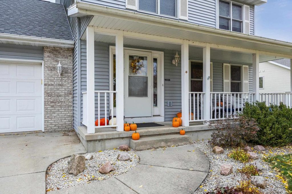 Photo of 733 Valley View DRIVE, Stoughton, WI 53589 (MLS # 2014903)