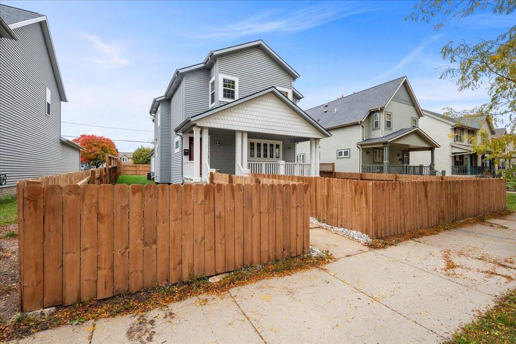 Photo of 1725 N 18th STREET, Milwaukee, WI 53205 (MLS # 1940822)