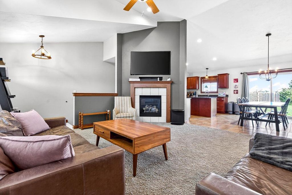 Photo of 4102 E Braeburn DRIVE, Appleton, WI 54913 (MLS # 50324219)