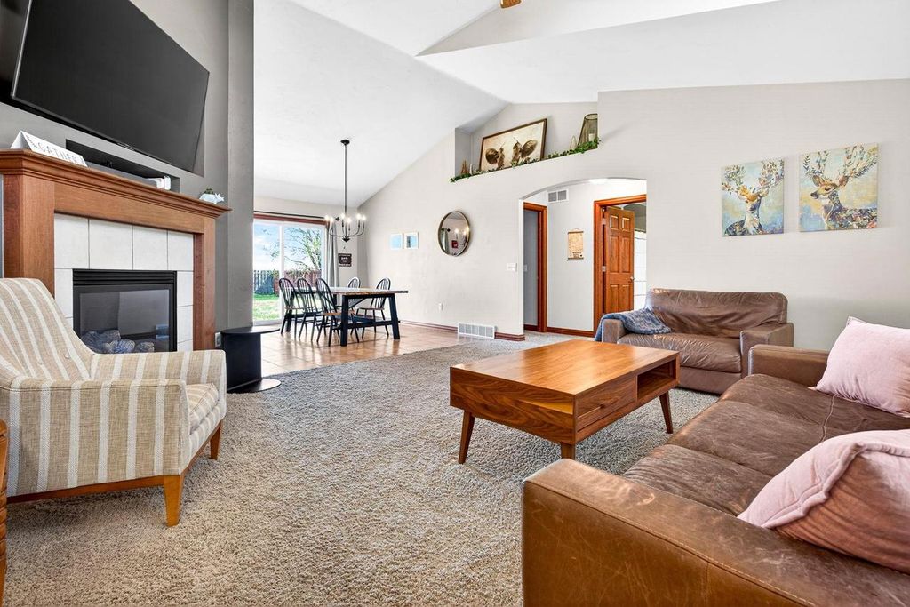 Photo of 4102 E Braeburn DRIVE, Appleton, WI 54913 (MLS # 50324219)