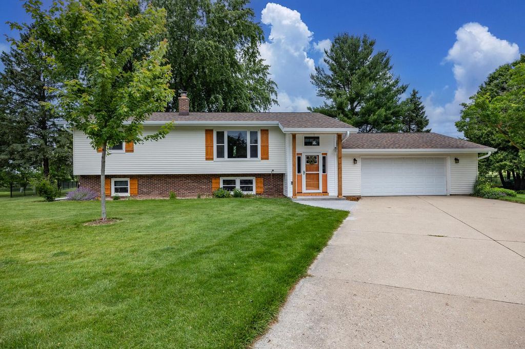 Photo of 918 Sunset LANE, Horicon, WI 53032 (MLS # 1968182)