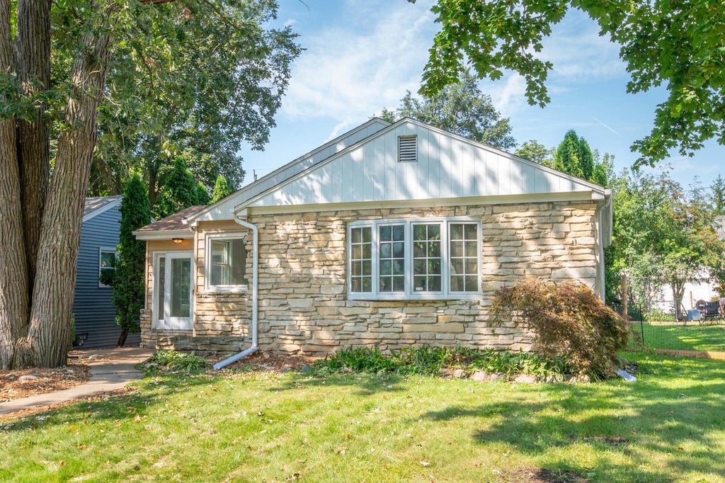 Photo of 5737 N Sievers PLACE, Glendale, WI 53209 (MLS # 1979851)