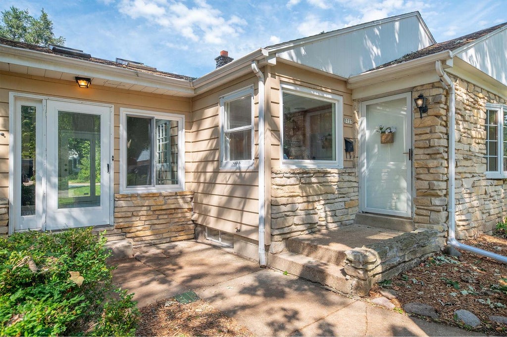 Photo of 5737 N Sievers PLACE, Glendale, WI 53209 (MLS # 1979851)