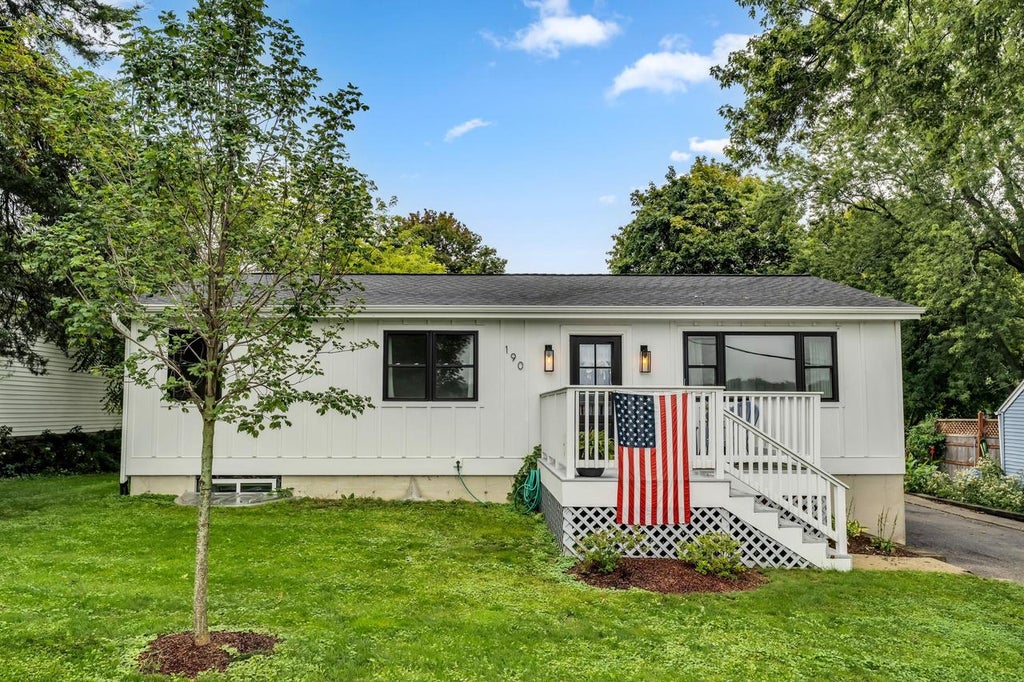Photo of 190 Dewey AVENUE, Fontana, WI 53125 (MLS # 1982540)