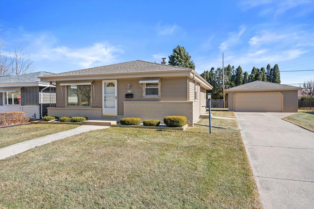 Photo of 6116 S Robert AVENUE, Cudahy, WI 53110 (MLS # 1951058)