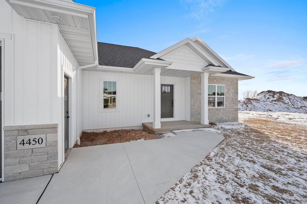 Photo of 4450 Nature Rdg, Howard, WI 54313 (MLS # 50316435)