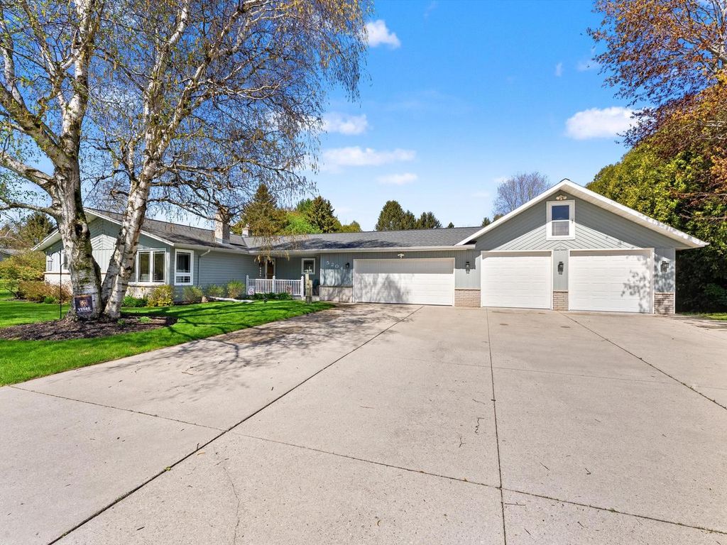 Photo of 5204 S 10th STREET, Manitowoc, WI 54220 (MLS # 1963073)