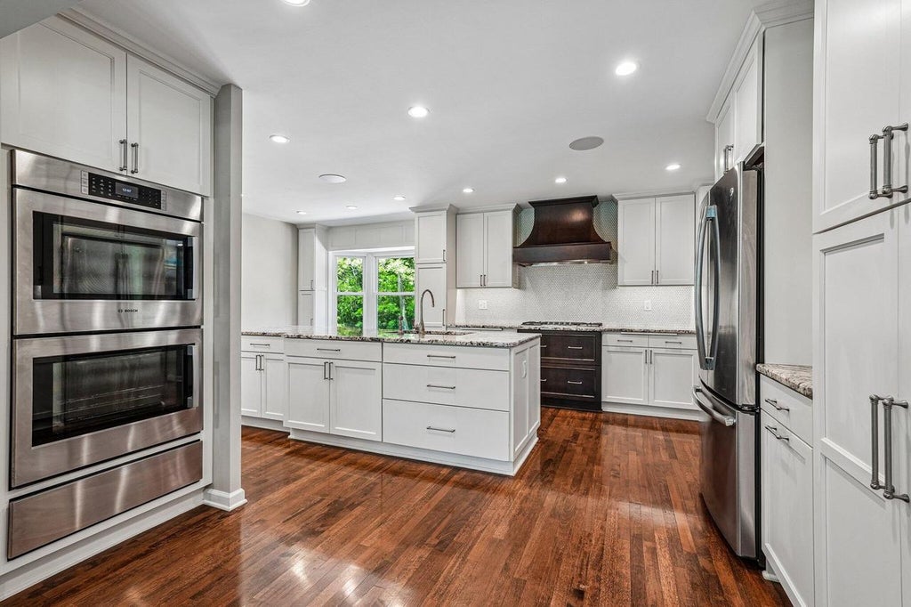Photo of 9945 N Valley Hill DRIVE, Mequon, WI 53092 (MLS # 1965440)