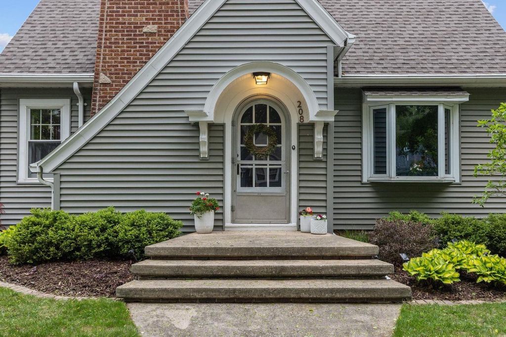 Photo of 208 W Parkway BOULEVARD, Appleton, WI 54911 (MLS # 50325811)