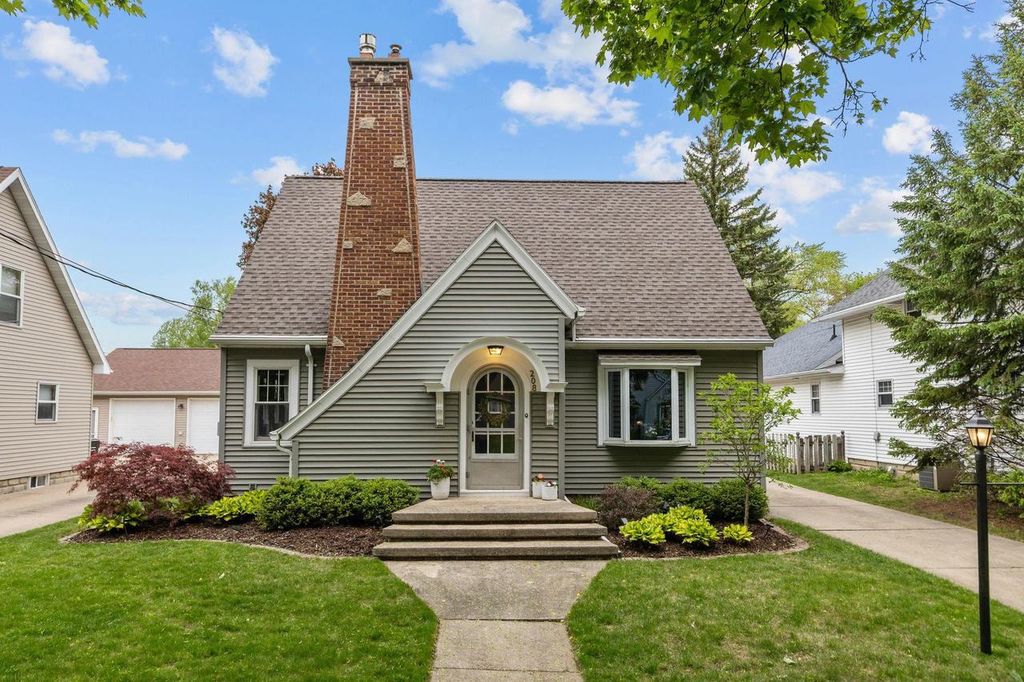 Photo of 208 W Parkway BOULEVARD, Appleton, WI 54911 (MLS # 50325811)